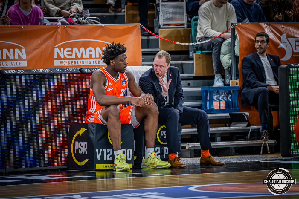 1. Basketball Bundesliga, easyCredit BBL, Saison 2025/2026, Herren, Hauptrunde, 15. Spieltag, 11.01.2026, RASTA Vechta - Fitness First W&uuml;rzburg Baskets
Malcolm Dandridge (#23 - RASTA Vechta) im Gespr&auml;ch mit Christian Held (Head-Coach - RASTA Vechta)
Schlüsselwörter: 1. Bundesliga;11.01.2026;15. Spieltag;BBL;Basketball;Baskets;First;Fitness;Hauptrunde;Liga;RASTA;RASTA Dome;Saison 2025/2026;Vechta;W&uuml;rzburg;easycredit