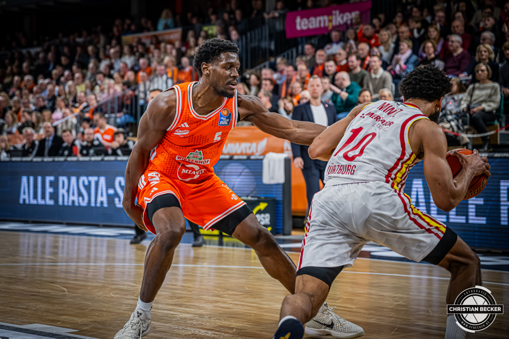 1. Basketball Bundesliga, easyCredit BBL, Saison 2025/2026, Herren, Hauptrunde, 15. Spieltag, 11.01.2026, RASTA Vechta - Fitness First W&uuml;rzburg Baskets
TJ Bamba (#5 - RASTA Vechta) in Aktion
Schlüsselwörter: 1. Bundesliga;11.01.2026;15. Spieltag;BBL;Basketball;Baskets;First;Fitness;Hauptrunde;Liga;RASTA;RASTA Dome;Saison 2025/2026;Vechta;W&uuml;rzburg;easycredit