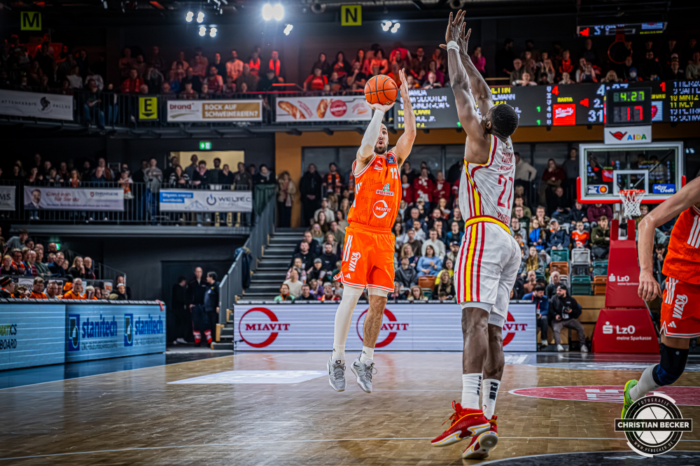 1. Basketball Bundesliga, easyCredit BBL, Saison 2025/2026, Herren, Hauptrunde, 15. Spieltag, 11.01.2026, RASTA Vechta - Fitness First W&uuml;rzburg Baskets
Tommy Kuhse (#12 - RASTA Vechta) beim Jumpshot
Schlüsselwörter: 1. Bundesliga;11.01.2026;15. Spieltag;BBL;Basketball;Baskets;First;Fitness;Hauptrunde;Liga;RASTA;RASTA Dome;Saison 2025/2026;Vechta;W&uuml;rzburg;easycredit