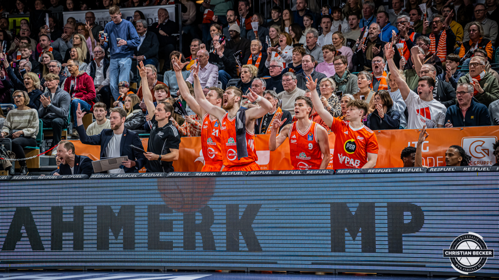 1. Basketball Bundesliga, easyCredit BBL, Saison 2025/2026, Herren, Hauptrunde, 15. Spieltag, 11.01.2026, RASTA Vechta - Fitness First W&uuml;rzburg Baskets
Das Team von RASTA Vechta zeigt Emotionen w&auml;hrend der Partie
Schlüsselwörter: 1. Bundesliga;11.01.2026;15. Spieltag;BBL;Basketball;Baskets;First;Fitness;Hauptrunde;Liga;RASTA;RASTA Dome;Saison 2025/2026;Vechta;W&uuml;rzburg;easycredit