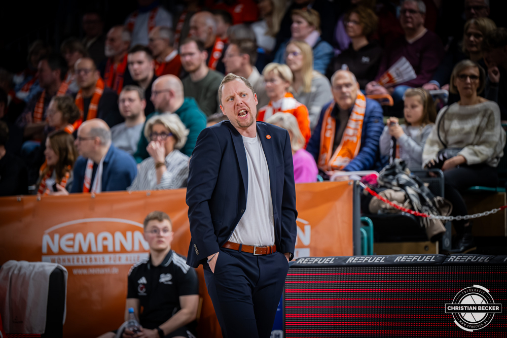 1. Basketball Bundesliga, easyCredit BBL, Saison 2025/2026, Herren, Hauptrunde, 15. Spieltag, 11.01.2026, RASTA Vechta - Fitness First W&uuml;rzburg Baskets
Christian Held (Head-Coach - RASTA Vechta) w&auml;hrend der Partie
Schlüsselwörter: 1. Bundesliga;11.01.2026;15. Spieltag;BBL;Basketball;Baskets;First;Fitness;Hauptrunde;Liga;RASTA;RASTA Dome;Saison 2025/2026;Vechta;W&uuml;rzburg;easycredit