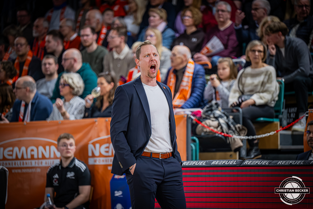 1. Basketball Bundesliga, easyCredit BBL, Saison 2025/2026, Herren, Hauptrunde, 15. Spieltag, 11.01.2026, RASTA Vechta - Fitness First W&uuml;rzburg Baskets
Christian Held (Head-Coach - RASTA Vechta) w&auml;hrend der Partie
Schlüsselwörter: 1. Bundesliga;11.01.2026;15. Spieltag;BBL;Basketball;Baskets;First;Fitness;Hauptrunde;Liga;RASTA;RASTA Dome;Saison 2025/2026;Vechta;W&uuml;rzburg;easycredit