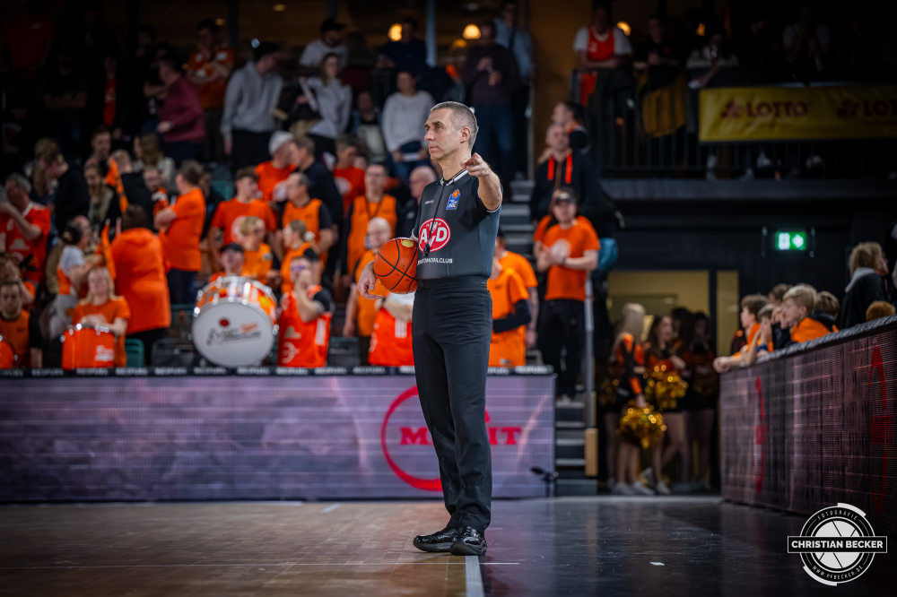 1. Basketball Bundesliga, easyCredit BBL, Saison 2025/2026, Herren, Hauptrunde, 15. Spieltag, 11.01.2026, RASTA Vechta - Fitness First W&uuml;rzburg Baskets
Robert Lottermoser (Schiedsrichter BBL) w&auml;hrend der Partie
Schlüsselwörter: 1. Bundesliga;11.01.2026;15. Spieltag;BBL;Basketball;Baskets;First;Fitness;Hauptrunde;Liga;RASTA;RASTA Dome;Saison 2025/2026;Vechta;W&uuml;rzburg;easycredit