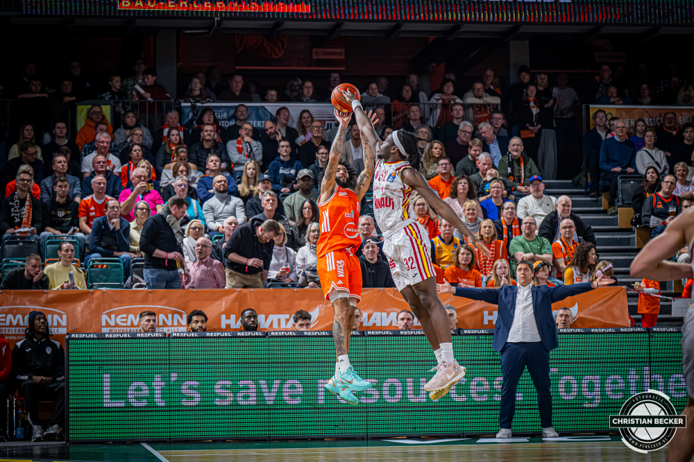 1. Basketball Bundesliga, easyCredit BBL, Saison 2025/2026, Herren, Hauptrunde, 15. Spieltag, 11.01.2026, RASTA Vechta - Fitness First W&uuml;rzburg Baskets
Tevin Brown (#10 - RASTA Vechta) beim Jumpshot
Schlüsselwörter: 1. Bundesliga;11.01.2026;15. Spieltag;BBL;Basketball;Baskets;First;Fitness;Hauptrunde;Liga;RASTA;RASTA Dome;Saison 2025/2026;Vechta;W&uuml;rzburg;easycredit