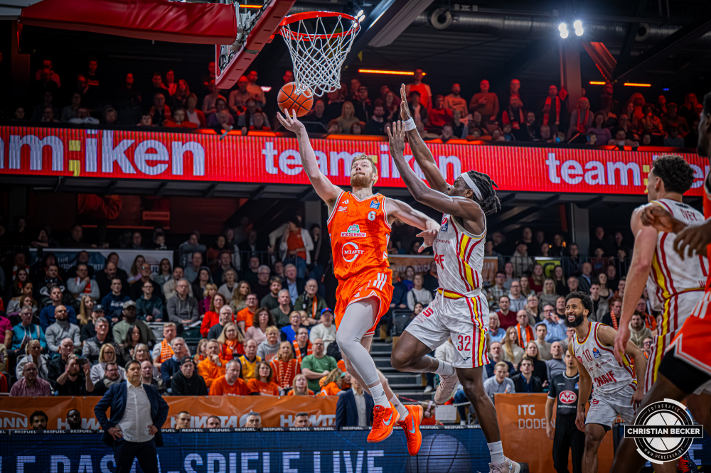 1. Basketball Bundesliga, easyCredit BBL, Saison 2025/2026, Herren, Hauptrunde, 15. Spieltag, 11.01.2026, RASTA Vechta - Fitness First W&uuml;rzburg Baskets
Luc van Slooten (#6 - RASTA Vechta) beim Korbleger
Schlüsselwörter: 1. Bundesliga;11.01.2026;15. Spieltag;BBL;Basketball;Baskets;First;Fitness;Hauptrunde;Liga;RASTA;RASTA Dome;Saison 2025/2026;Vechta;W&uuml;rzburg;easycredit