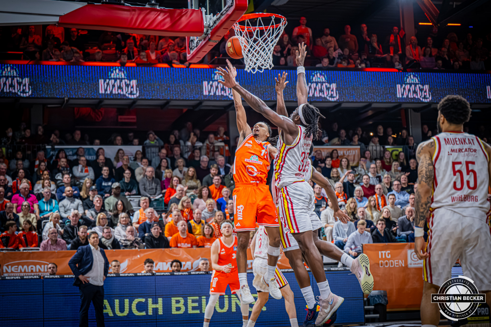 1. Basketball Bundesliga, easyCredit BBL, Saison 2025/2026, Herren, Hauptrunde, 15. Spieltag, 11.01.2026, RASTA Vechta - Fitness First W&uuml;rzburg Baskets
Alonzo Verge (#11 - RASTA Vechta) beim Korbleger
Schlüsselwörter: 1. Bundesliga;11.01.2026;15. Spieltag;BBL;Basketball;Baskets;First;Fitness;Hauptrunde;Liga;RASTA;RASTA Dome;Saison 2025/2026;Vechta;W&uuml;rzburg;easycredit