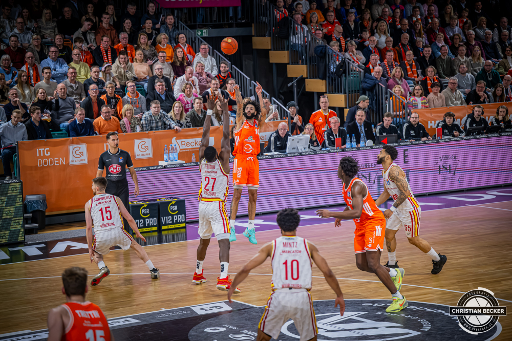 1. Basketball Bundesliga, easyCredit BBL, Saison 2025/2026, Herren, Hauptrunde, 15. Spieltag, 11.01.2026, RASTA Vechta - Fitness First W&uuml;rzburg Baskets
Tevin Brown (#10 - RASTA Vechta) beim Jumpshot
Schlüsselwörter: 1. Bundesliga;11.01.2026;15. Spieltag;BBL;Basketball;Baskets;First;Fitness;Hauptrunde;Liga;RASTA;RASTA Dome;Saison 2025/2026;Vechta;W&uuml;rzburg;easycredit