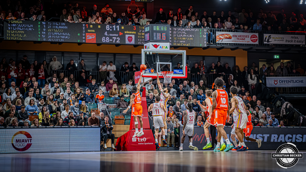 1. Basketball Bundesliga, easyCredit BBL, Saison 2025/2026, Herren, Hauptrunde, 15. Spieltag, 11.01.2026, RASTA Vechta - Fitness First W&uuml;rzburg Baskets
Alonzo Verge (#11 - RASTA Vechta) beim Korbleger
Schlüsselwörter: 1. Bundesliga;11.01.2026;15. Spieltag;BBL;Basketball;Baskets;First;Fitness;Hauptrunde;Liga;RASTA;RASTA Dome;Saison 2025/2026;Vechta;W&uuml;rzburg;easycredit