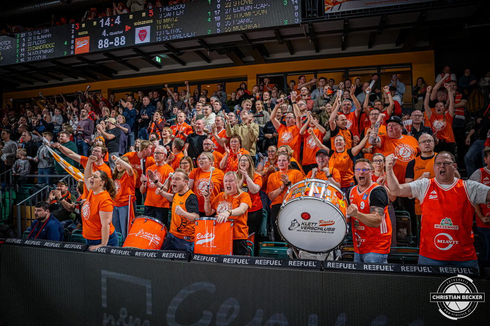 1. Basketball Bundesliga, easyCredit BBL, Saison 2025/2026, Herren, Hauptrunde, 15. Spieltag, 11.01.2026, RASTA Vechta - Fitness First W&uuml;rzburg Baskets
Klettverschluss (Fanclub - RASTA Vechta) zeigt Emotionen w&auml;hrend der Partie
Schlüsselwörter: 1. Bundesliga;11.01.2026;15. Spieltag;BBL;Basketball;Baskets;First;Fitness;Hauptrunde;Liga;RASTA;RASTA Dome;Saison 2025/2026;Vechta;W&uuml;rzburg;easycredit