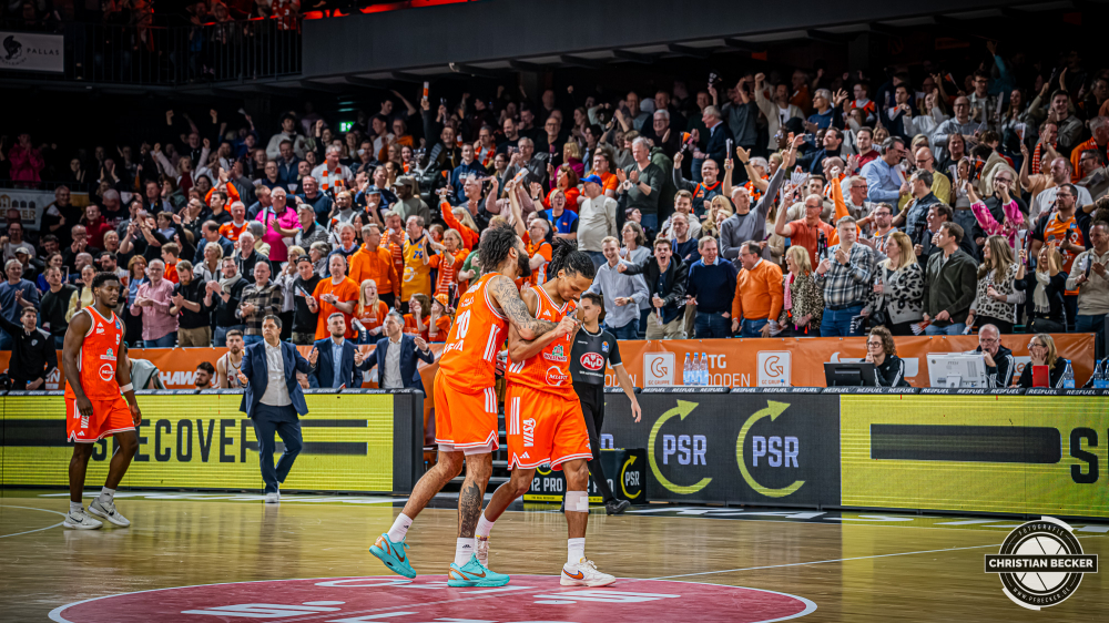 1. Basketball Bundesliga, easyCredit BBL, Saison 2025/2026, Herren, Hauptrunde, 15. Spieltag, 11.01.2026, RASTA Vechta - Fitness First W&uuml;rzburg Baskets
Tevin Brown (#10 - RASTA Vechta) und Alonzo Verge (#11 - RASTA Vechta) w&auml;hrend der Partie
Schlüsselwörter: 1. Bundesliga;11.01.2026;15. Spieltag;BBL;Basketball;Baskets;First;Fitness;Hauptrunde;Liga;RASTA;RASTA Dome;Saison 2025/2026;Vechta;W&uuml;rzburg;easycredit