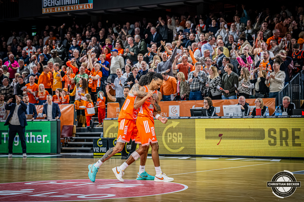 1. Basketball Bundesliga, easyCredit BBL, Saison 2025/2026, Herren, Hauptrunde, 15. Spieltag, 11.01.2026, RASTA Vechta - Fitness First W&uuml;rzburg Baskets
Tevin Brown (#10 - RASTA Vechta) und Alonzo Verge (#11 - RASTA Vechta) w&auml;hrend der Partie
Schlüsselwörter: 1. Bundesliga;11.01.2026;15. Spieltag;BBL;Basketball;Baskets;First;Fitness;Hauptrunde;Liga;RASTA;RASTA Dome;Saison 2025/2026;Vechta;W&uuml;rzburg;easycredit