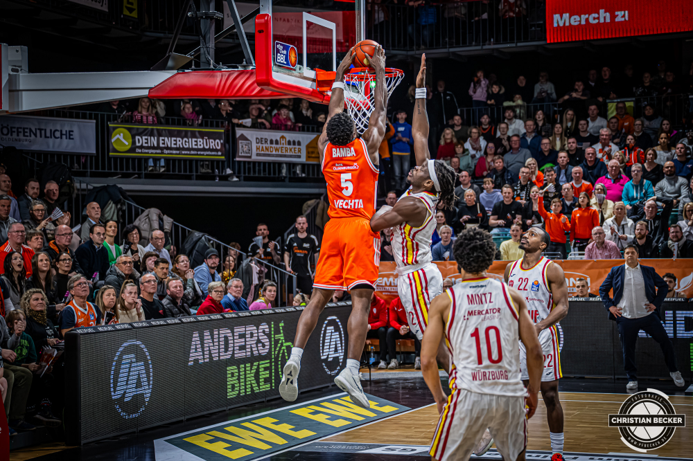 1. Basketball Bundesliga, easyCredit BBL, Saison 2025/2026, Herren, Hauptrunde, 15. Spieltag, 11.01.2026, RASTA Vechta - Fitness First W&uuml;rzburg Baskets
TJ Bamba (#5 - RASTA Vechta) beim Dunk
Schlüsselwörter: 1. Bundesliga;11.01.2026;15. Spieltag;BBL;Basketball;Baskets;First;Fitness;Hauptrunde;Liga;RASTA;RASTA Dome;Saison 2025/2026;Vechta;W&uuml;rzburg;easycredit