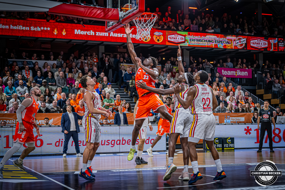 1. Basketball Bundesliga, easyCredit BBL, Saison 2025/2026, Herren, Hauptrunde, 15. Spieltag, 11.01.2026, RASTA Vechta - Fitness First W&uuml;rzburg Baskets
Malcolm Dandridge (#23 - RASTA Vechta) beim Korbleger
Schlüsselwörter: 1. Bundesliga;11.01.2026;15. Spieltag;BBL;Basketball;Baskets;First;Fitness;Hauptrunde;Liga;RASTA;RASTA Dome;Saison 2025/2026;Vechta;W&uuml;rzburg;easycredit