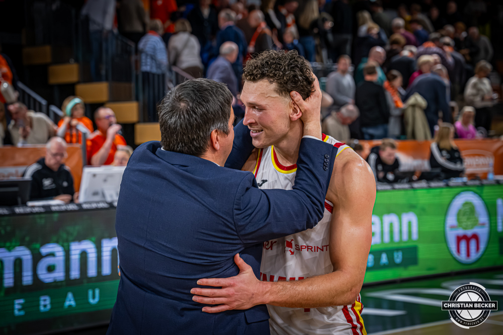1. Basketball Bundesliga, easyCredit BBL, Saison 2025/2026, Herren, Hauptrunde, 15. Spieltag, 11.01.2026, RASTA Vechta - Fitness First W&uuml;rzburg Baskets
Brae Ivey (#11 - Fitness First W&uuml;rzburg Baskets) und Sasa Filipovski (Head-Coach - Fitness First W&uuml;rzburg Baskets) nach der Partie
Schlüsselwörter: 1. Bundesliga;11.01.2026;15. Spieltag;BBL;Basketball;Baskets;First;Fitness;Hauptrunde;Liga;RASTA;RASTA Dome;Saison 2025/2026;Vechta;W&uuml;rzburg;easycredit