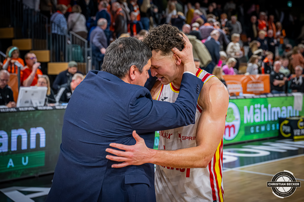 1. Basketball Bundesliga, easyCredit BBL, Saison 2025/2026, Herren, Hauptrunde, 15. Spieltag, 11.01.2026, RASTA Vechta - Fitness First W&uuml;rzburg Baskets
Brae Ivey (#11 - Fitness First W&uuml;rzburg Baskets) und Sasa Filipovski (Head-Coach - Fitness First W&uuml;rzburg Baskets) nach der Partie
Schlüsselwörter: 1. Bundesliga;11.01.2026;15. Spieltag;BBL;Basketball;Baskets;First;Fitness;Hauptrunde;Liga;RASTA;RASTA Dome;Saison 2025/2026;Vechta;W&uuml;rzburg;easycredit