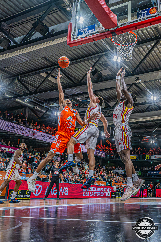 1. Basketball Bundesliga, easyCredit BBL, Saison 2025/2026, Herren, Hauptrunde, 15. Spieltag, 11.01.2026, RASTA Vechta - Fitness First W&uuml;rzburg Baskets
Alonzo Verge (#11 - RASTA Vechta) beim Korbleger
Schlüsselwörter: 1. Bundesliga;11.01.2026;15. Spieltag;BBL;Basketball;Baskets;First;Fitness;Hauptrunde;Liga;RASTA;RASTA Dome;Saison 2025/2026;Vechta;W&uuml;rzburg;easycredit