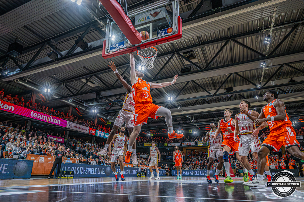 1. Basketball Bundesliga, easyCredit BBL, Saison 2025/2026, Herren, Hauptrunde, 15. Spieltag, 11.01.2026, RASTA Vechta - Fitness First W&uuml;rzburg Baskets
Luc van Slooten (#6 - RASTA Vechta) beim Korbleger
Schlüsselwörter: 1. Bundesliga;11.01.2026;15. Spieltag;BBL;Basketball;Baskets;First;Fitness;Hauptrunde;Liga;RASTA;RASTA Dome;Saison 2025/2026;Vechta;W&uuml;rzburg;easycredit