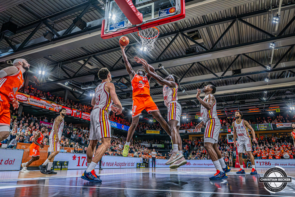 1. Basketball Bundesliga, easyCredit BBL, Saison 2025/2026, Herren, Hauptrunde, 15. Spieltag, 11.01.2026, RASTA Vechta - Fitness First W&uuml;rzburg Baskets
Malcolm Dandridge (#23 - RASTA Vechta) beim Korbleger
Schlüsselwörter: 1. Bundesliga;11.01.2026;15. Spieltag;BBL;Basketball;Baskets;First;Fitness;Hauptrunde;Liga;RASTA;RASTA Dome;Saison 2025/2026;Vechta;W&uuml;rzburg;easycredit