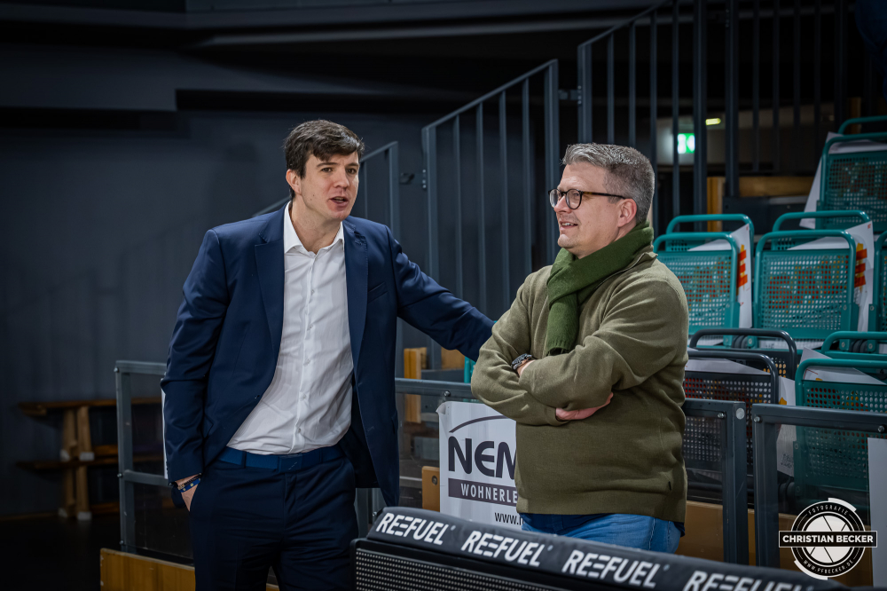 1. Basketball Bundesliga, easyCredit BBL, Saison 2025/2026, Herren, Hauptrunde, 16. Spieltag, 17.01.2026, RASTA Vechta - ALBA Berlin
Pedro Calles (Head Coach - ALBA BERLIN) im Gespr&auml;ch mit Carsten Boning (Leiter Sportredaktion Oldenburgische Volkszeitung)
Schlüsselwörter: 1. Bundesliga;16. Spieltag;17.01.2026;ALBA;BBL;Basketball;Berlin;Hauptrunde;Liga;RASTA;RASTA Dome;Saison 2025/2026;Vechta;easycredit