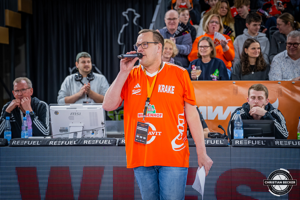 1. Basketball Bundesliga, easyCredit BBL, Saison 2025/2026, Herren, Hauptrunde, 16. Spieltag, 17.01.2026, RASTA Vechta - ALBA Berlin
Markus M&uuml;ller (Hallensprecher - RASTA Vechta) vor der Partie
Schlüsselwörter: 1. Bundesliga;16. Spieltag;17.01.2026;ALBA;BBL;Basketball;Berlin;Hauptrunde;Liga;RASTA;RASTA Dome;Saison 2025/2026;Vechta;easycredit