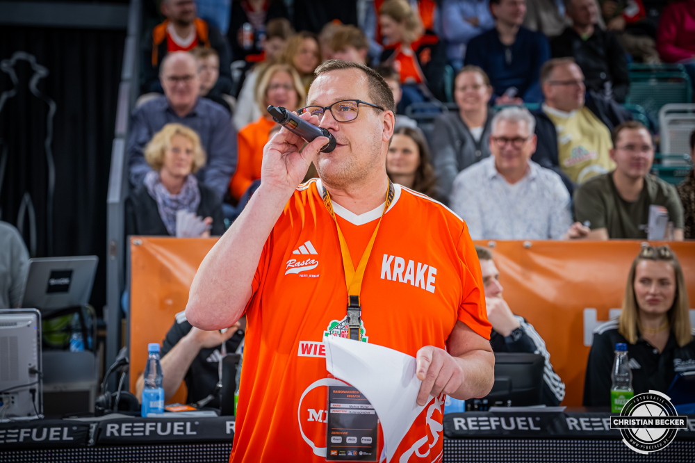 1. Basketball Bundesliga, easyCredit BBL, Saison 2025/2026, Herren, Hauptrunde, 16. Spieltag, 17.01.2026, RASTA Vechta - ALBA Berlin
Markus M&uuml;ller (Hallensprecher - RASTA Vechta) vor der Partie
Schlüsselwörter: 1. Bundesliga;16. Spieltag;17.01.2026;ALBA;BBL;Basketball;Berlin;Hauptrunde;Liga;RASTA;RASTA Dome;Saison 2025/2026;Vechta;easycredit