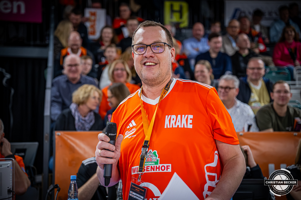 1. Basketball Bundesliga, easyCredit BBL, Saison 2025/2026, Herren, Hauptrunde, 16. Spieltag, 17.01.2026, RASTA Vechta - ALBA Berlin
Markus M&uuml;ller (Hallensprecher - RASTA Vechta) vor der Partie
Schlüsselwörter: 1. Bundesliga;16. Spieltag;17.01.2026;ALBA;BBL;Basketball;Berlin;Hauptrunde;Liga;RASTA;RASTA Dome;Saison 2025/2026;Vechta;easycredit