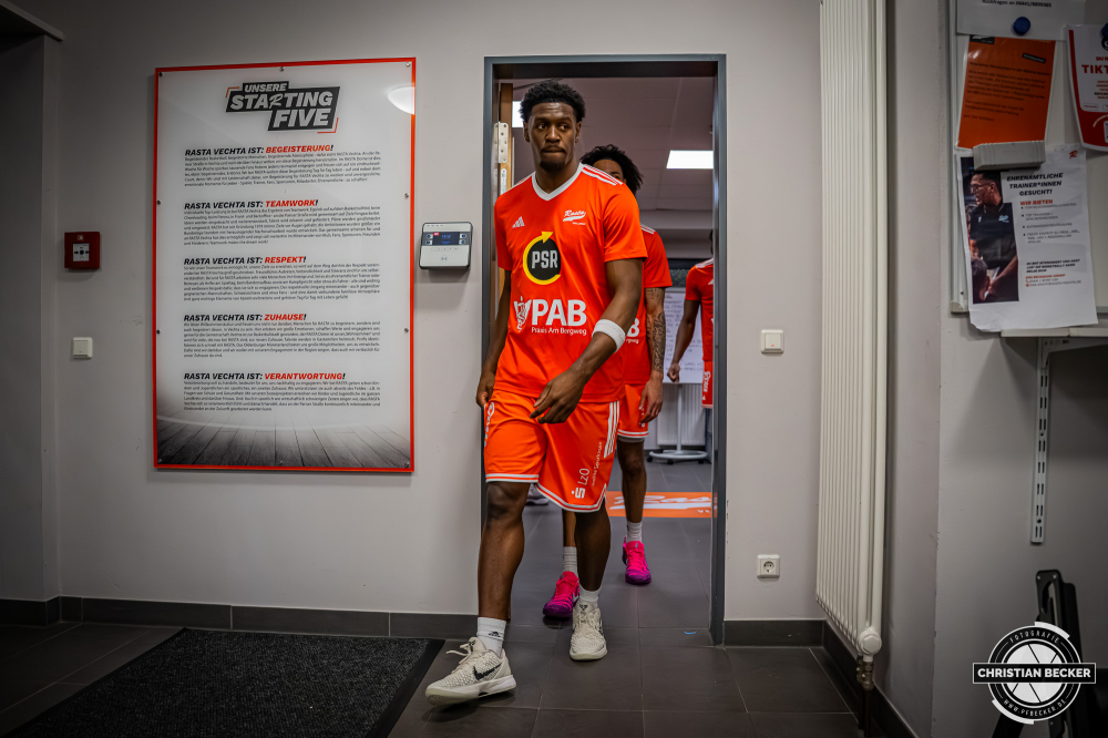 1. Basketball Bundesliga, easyCredit BBL, Saison 2025/2026, Herren, Hauptrunde, 16. Spieltag, 17.01.2026, RASTA Vechta - ALBA Berlin
TJ Bamba (#5 - RASTA Vechta) vor der Partie
Schlüsselwörter: 1. Bundesliga;16. Spieltag;17.01.2026;ALBA;BBL;Basketball;Berlin;Hauptrunde;Liga;RASTA;RASTA Dome;Saison 2025/2026;Vechta;easycredit