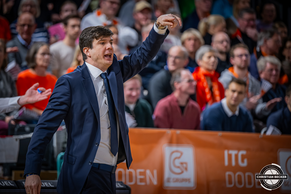 1. Basketball Bundesliga, easyCredit BBL, Saison 2025/2026, Herren, Hauptrunde, 16. Spieltag, 17.01.2026, RASTA Vechta - ALBA Berlin
Pedro Calles (Head Coach - ALBA BERLIN) w&auml;hrend der Partie
Schlüsselwörter: 1. Bundesliga;16. Spieltag;17.01.2026;ALBA;BBL;Basketball;Berlin;Hauptrunde;Liga;RASTA;RASTA Dome;Saison 2025/2026;Vechta;easycredit