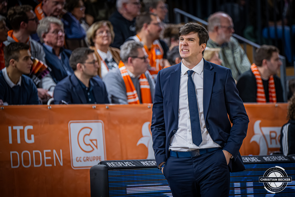 1. Basketball Bundesliga, easyCredit BBL, Saison 2025/2026, Herren, Hauptrunde, 16. Spieltag, 17.01.2026, RASTA Vechta - ALBA Berlin
Pedro Calles (Head Coach - ALBA BERLIN) w&auml;hrend der Partie
Schlüsselwörter: 1. Bundesliga;16. Spieltag;17.01.2026;ALBA;BBL;Basketball;Berlin;Hauptrunde;Liga;RASTA;RASTA Dome;Saison 2025/2026;Vechta;easycredit