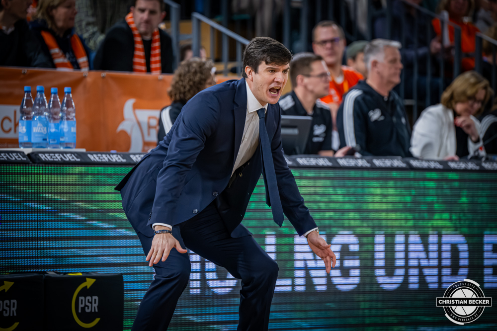 1. Basketball Bundesliga, easyCredit BBL, Saison 2025/2026, Herren, Hauptrunde, 16. Spieltag, 17.01.2026, RASTA Vechta - ALBA Berlin
Pedro Calles (Head Coach - ALBA BERLIN) w&auml;hrend der Partie
Schlüsselwörter: 1. Bundesliga;16. Spieltag;17.01.2026;ALBA;BBL;Basketball;Berlin;Hauptrunde;Liga;RASTA;RASTA Dome;Saison 2025/2026;Vechta;easycredit