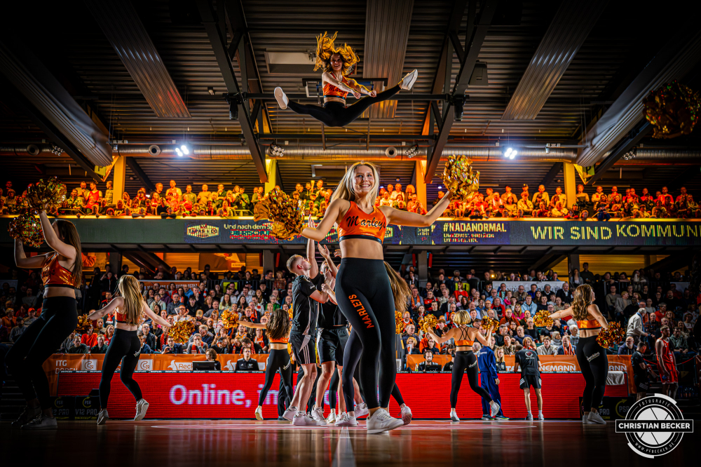 1. Basketball Bundesliga, easyCredit BBL, Saison 2025/2026, Herren, Hauptrunde, 16. Spieltag, 17.01.2026, RASTA Vechta - ALBA Berlin
Marleys (Cheerleader - RASTA Vechta) w&auml;hrend der Partie
Schlüsselwörter: 1. Bundesliga;16. Spieltag;17.01.2026;ALBA;BBL;Basketball;Berlin;Hauptrunde;Liga;RASTA;RASTA Dome;Saison 2025/2026;Vechta;easycredit