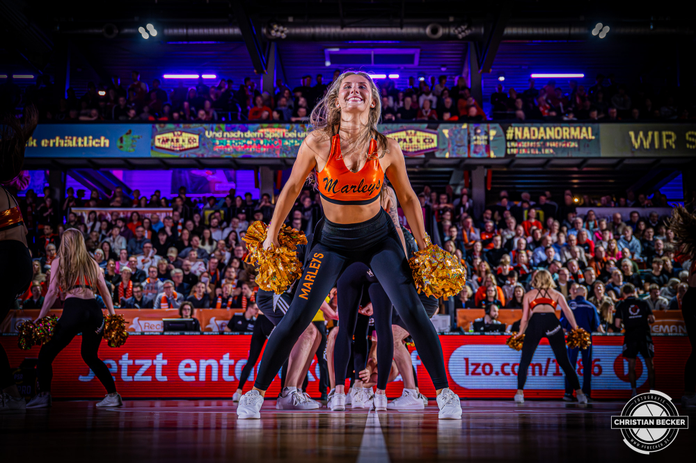 1. Basketball Bundesliga, easyCredit BBL, Saison 2025/2026, Herren, Hauptrunde, 16. Spieltag, 17.01.2026, RASTA Vechta - ALBA Berlin
Marleys (Cheerleader - RASTA Vechta) w&auml;hrend der Partie
Schlüsselwörter: 1. Bundesliga;16. Spieltag;17.01.2026;ALBA;BBL;Basketball;Berlin;Hauptrunde;Liga;RASTA;RASTA Dome;Saison 2025/2026;Vechta;easycredit