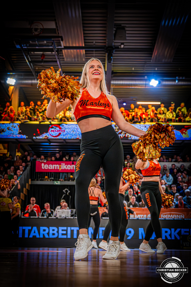 1. Basketball Bundesliga, easyCredit BBL, Saison 2025/2026, Herren, Hauptrunde, 16. Spieltag, 17.01.2026, RASTA Vechta - ALBA Berlin
Marleys (Cheerleader - RASTA Vechta) w&auml;hrend der Partie
Schlüsselwörter: 1. Bundesliga;16. Spieltag;17.01.2026;ALBA;BBL;Basketball;Berlin;Hauptrunde;Liga;RASTA;RASTA Dome;Saison 2025/2026;Vechta;easycredit