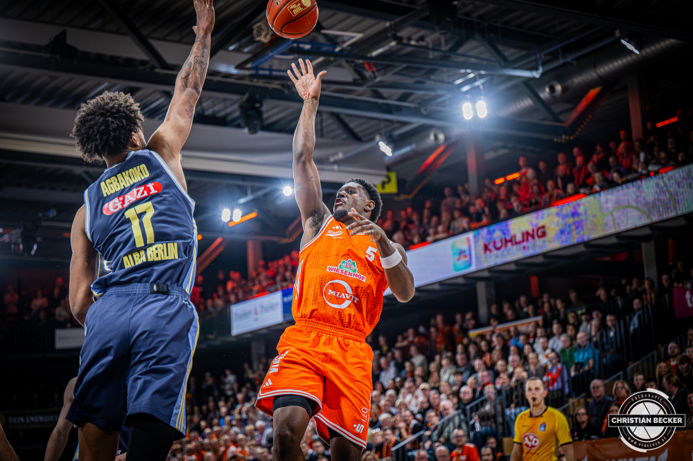 1. Basketball Bundesliga, easyCredit BBL, Saison 2025/2026, Herren, Hauptrunde, 16. Spieltag, 17.01.2026, RASTA Vechta - ALBA Berlin
TJ Bamba (#5 - RASTA Vechta) beim Korbleger
Schlüsselwörter: 1. Bundesliga;16. Spieltag;17.01.2026;ALBA;BBL;Basketball;Berlin;Hauptrunde;Liga;RASTA;RASTA Dome;Saison 2025/2026;Vechta;easycredit