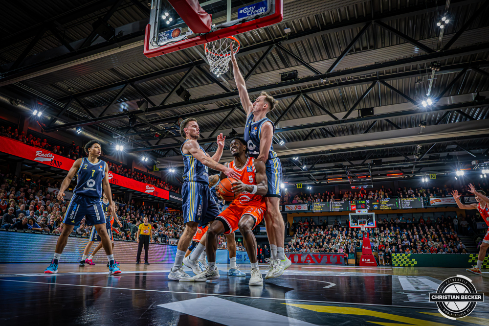 1. Basketball Bundesliga, easyCredit BBL, Saison 2025/2026, Herren, Hauptrunde, 16. Spieltag, 17.01.2026, RASTA Vechta - ALBA Berlin
TJ Bamba (#5 - RASTA Vechta) in Aktion
Schlüsselwörter: 1. Bundesliga;16. Spieltag;17.01.2026;ALBA;BBL;Basketball;Berlin;Hauptrunde;Liga;RASTA;RASTA Dome;Saison 2025/2026;Vechta;easycredit