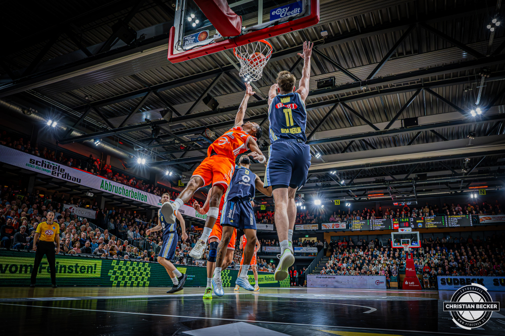 1. Basketball Bundesliga, easyCredit BBL, Saison 2025/2026, Herren, Hauptrunde, 16. Spieltag, 17.01.2026, RASTA Vechta - ALBA Berlin
Alonzo Verge (#11 - RASTA Vechta) beim Korbleger
Schlüsselwörter: 1. Bundesliga;16. Spieltag;17.01.2026;ALBA;BBL;Basketball;Berlin;Hauptrunde;Liga;RASTA;RASTA Dome;Saison 2025/2026;Vechta;easycredit