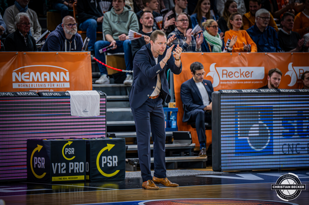 1. Basketball Bundesliga, easyCredit BBL, Saison 2025/2026, Herren, Hauptrunde, 16. Spieltag, 17.01.2026, RASTA Vechta - ALBA Berlin
Christian Held (Head-Coach - RASTA Vechta) w&auml;hrend der Partie
Schlüsselwörter: 1. Bundesliga;16. Spieltag;17.01.2026;ALBA;BBL;Basketball;Berlin;Hauptrunde;Liga;RASTA;RASTA Dome;Saison 2025/2026;Vechta;easycredit