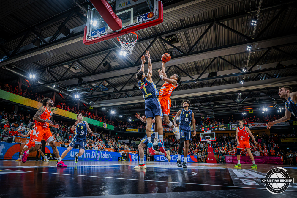 1. Basketball Bundesliga, easyCredit BBL, Saison 2025/2026, Herren, Hauptrunde, 16. Spieltag, 17.01.2026, RASTA Vechta - ALBA Berlin
Alonzo Verge (#11 - RASTA Vechta) beim Korbleger
Schlüsselwörter: 1. Bundesliga;16. Spieltag;17.01.2026;ALBA;BBL;Basketball;Berlin;Hauptrunde;Liga;RASTA;RASTA Dome;Saison 2025/2026;Vechta;easycredit