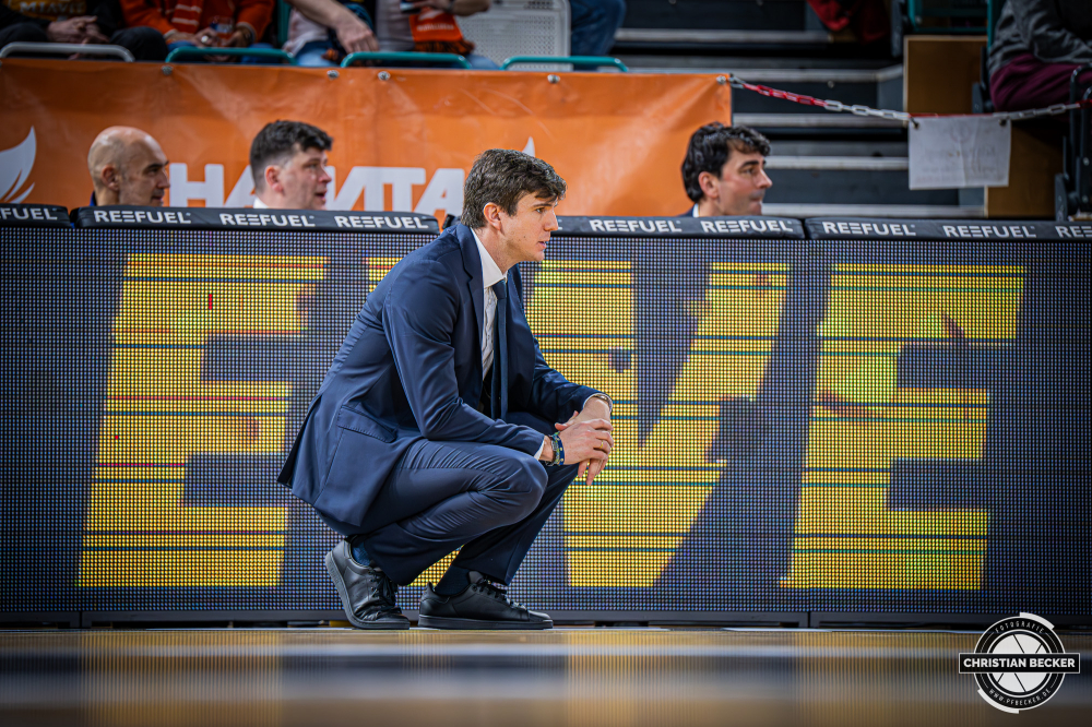 1. Basketball Bundesliga, easyCredit BBL, Saison 2025/2026, Herren, Hauptrunde, 16. Spieltag, 17.01.2026, RASTA Vechta - ALBA Berlin
Pedro Calles (Head Coach - ALBA BERLIN) w&auml;hrend der Partie
Schlüsselwörter: 1. Bundesliga;16. Spieltag;17.01.2026;ALBA;BBL;Basketball;Berlin;Hauptrunde;Liga;RASTA;RASTA Dome;Saison 2025/2026;Vechta;easycredit