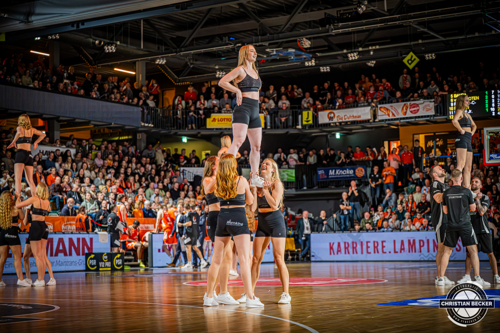 1. Basketball Bundesliga, easyCredit BBL, Saison 2025/2026, Herren, Hauptrunde, 16. Spieltag, 17.01.2026, RASTA Vechta - ALBA Berlin
Marleys (Cheerleader - RASTA Vechta) w&auml;hrend der Partie
Schlüsselwörter: 1. Bundesliga;16. Spieltag;17.01.2026;ALBA;BBL;Basketball;Berlin;Hauptrunde;Liga;RASTA;RASTA Dome;Saison 2025/2026;Vechta;easycredit