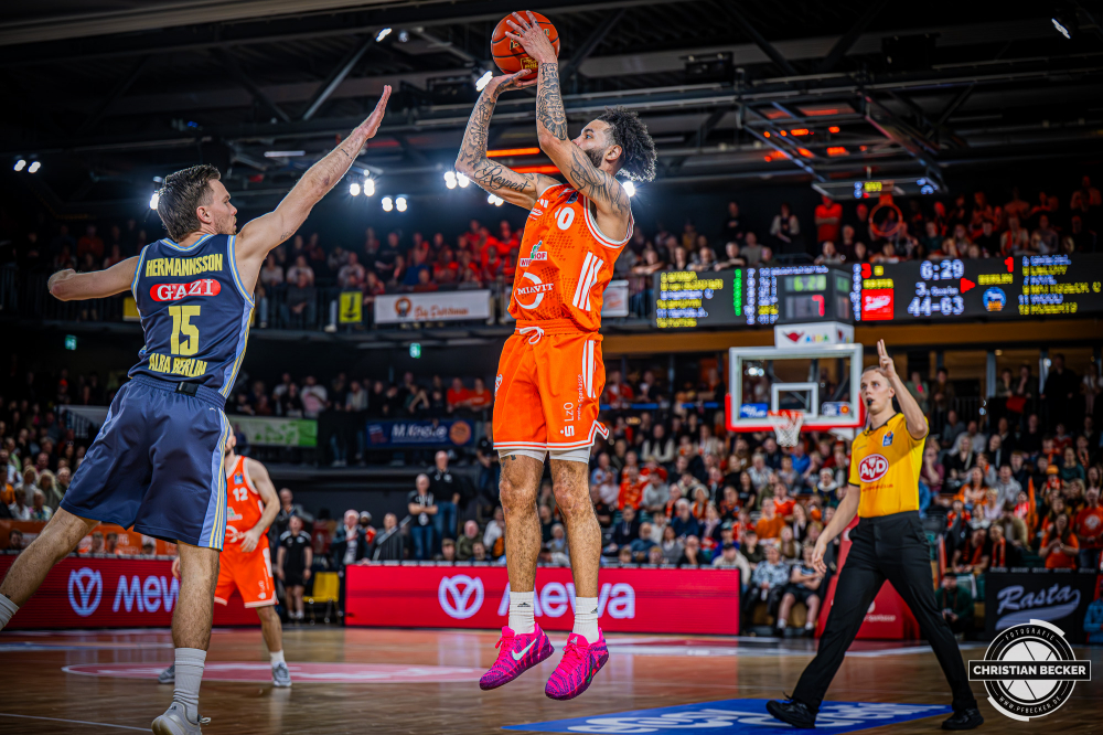 1. Basketball Bundesliga, easyCredit BBL, Saison 2025/2026, Herren, Hauptrunde, 16. Spieltag, 17.01.2026, RASTA Vechta - ALBA Berlin
Tevin Brown (#10 - RASTA Vechta) beim Jumpshot
Schlüsselwörter: 1. Bundesliga;16. Spieltag;17.01.2026;ALBA;BBL;Basketball;Berlin;Hauptrunde;Liga;RASTA;RASTA Dome;Saison 2025/2026;Vechta;easycredit
