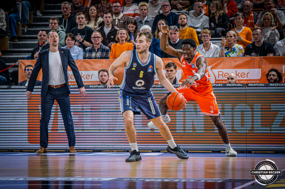 1. Basketball Bundesliga, easyCredit BBL, Saison 2025/2026, Herren, Hauptrunde, 16. Spieltag, 17.01.2026, RASTA Vechta - ALBA Berlin
Malte Delow (#6 - ALBA BERLIN) in Aktion
Schlüsselwörter: 1. Bundesliga;16. Spieltag;17.01.2026;ALBA;BBL;Basketball;Berlin;Hauptrunde;Liga;RASTA;RASTA Dome;Saison 2025/2026;Vechta;easycredit