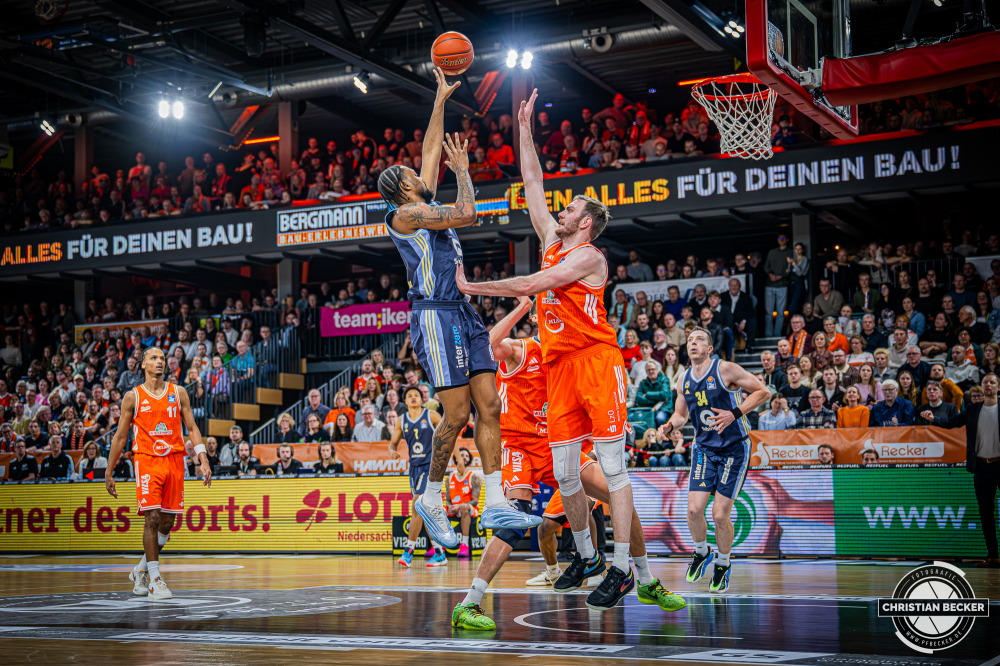 1. Basketball Bundesliga, easyCredit BBL, Saison 2025/2026, Herren, Hauptrunde, 16. Spieltag, 17.01.2026, RASTA Vechta - ALBA Berlin
J'wan Roberts (#13 - ALBA BERLIN) beim Korbleger
Schlüsselwörter: 1. Bundesliga;16. Spieltag;17.01.2026;ALBA;BBL;Basketball;Berlin;Hauptrunde;Liga;RASTA;RASTA Dome;Saison 2025/2026;Vechta;easycredit
