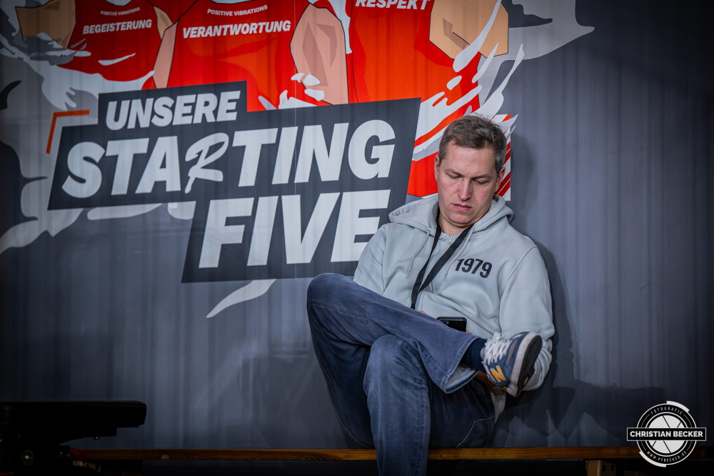 1. Basketball Bundesliga, easyCredit BBL, Saison 2025/2026, Herren, Hauptrunde, 18. Spieltag, 31.01.2026, RASTA Vechta - Frankfurt Skyliners
J&ouml;rn Bente (PR-Manager - RASTA Vechta) vor der Partie
Schlüsselwörter: 1. Bundesliga;18. Spieltag;31.01.2026;BBL;Basketball;Frankfurt;Hauptrunde;Liga;RASTA;RASTA Dome;Saison 2025/2026;Skyliners;Vechta;easycredit