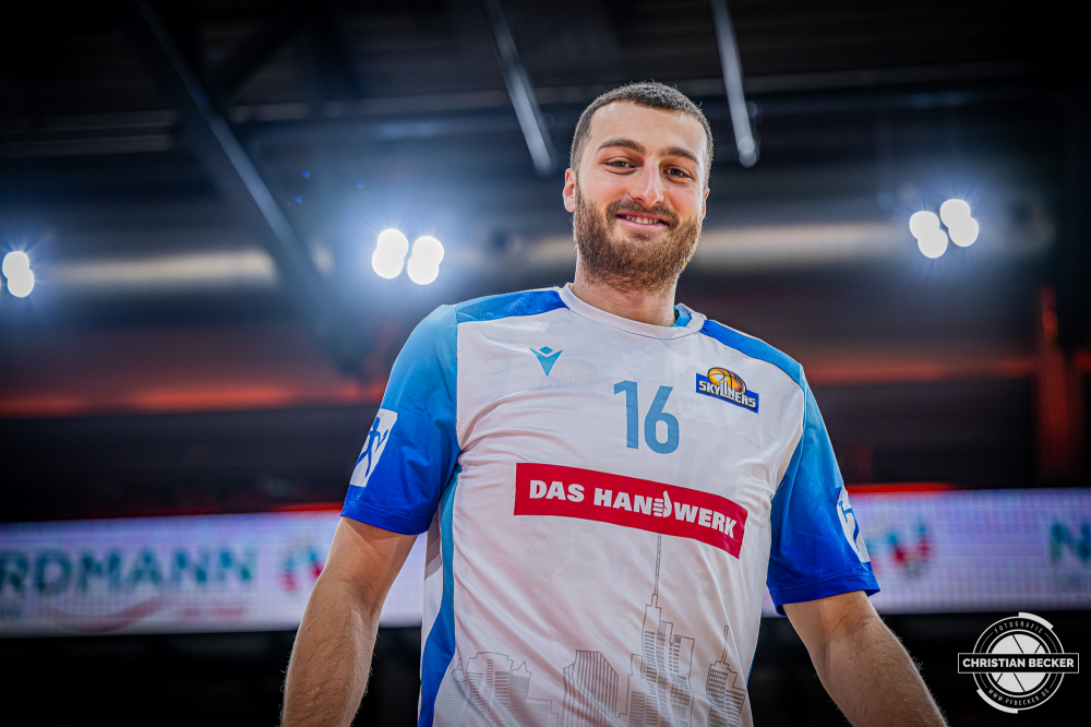 1. Basketball Bundesliga, easyCredit BBL, Saison 2025/2026, Herren, Hauptrunde, 18. Spieltag, 31.01.2026, RASTA Vechta - Frankfurt Skyliners
Radii Caisin (#16 - Frankfurt Skyliners) vor der Partie
Schlüsselwörter: 1. Bundesliga;18. Spieltag;31.01.2026;BBL;Basketball;Frankfurt;Hauptrunde;Liga;RASTA;RASTA Dome;Saison 2025/2026;Skyliners;Vechta;easycredit