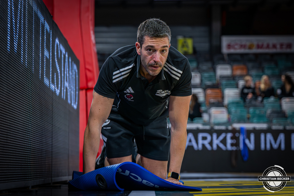 1. Basketball Bundesliga, easyCredit BBL, Saison 2025/2026, Herren, Hauptrunde, 18. Spieltag, 31.01.2026, RASTA Vechta - Frankfurt Skyliners
Miguel Zapata (Assistent Coach - RASTA Vechta) vor der Partie
Schlüsselwörter: 1. Bundesliga;18. Spieltag;31.01.2026;BBL;Basketball;Frankfurt;Hauptrunde;Liga;RASTA;RASTA Dome;Saison 2025/2026;Skyliners;Vechta;easycredit