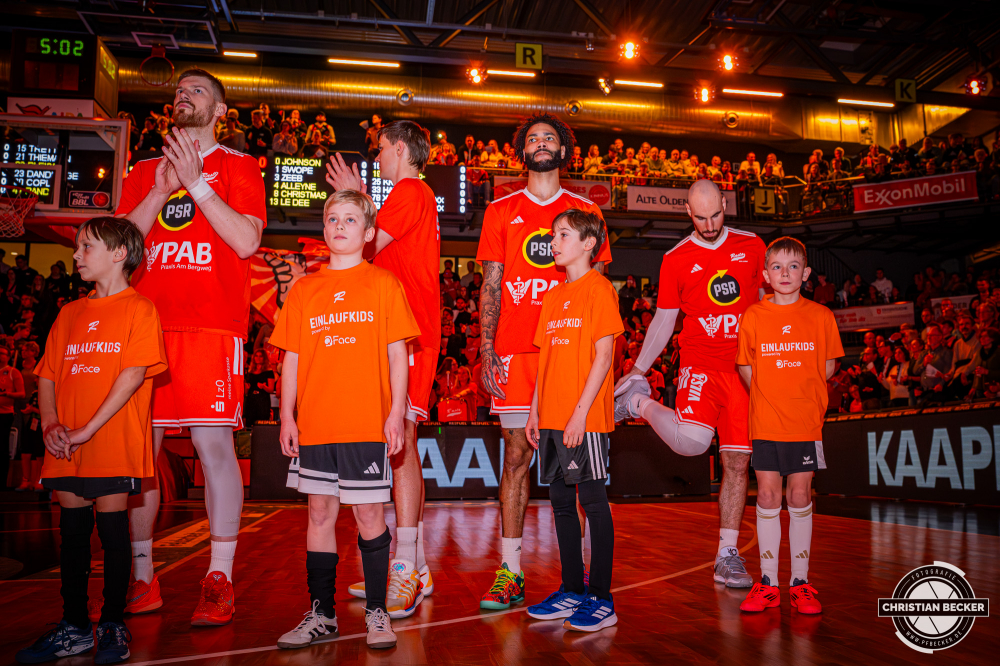 1. Basketball Bundesliga, easyCredit BBL, Saison 2025/2026, Herren, Hauptrunde, 18. Spieltag, 31.01.2026, RASTA Vechta - Frankfurt Skyliners
Das Team von RASTA Vechta mit den Einlaufkinder vor der Partie
Schlüsselwörter: 1. Bundesliga;18. Spieltag;31.01.2026;BBL;Basketball;Frankfurt;Hauptrunde;Liga;RASTA;RASTA Dome;Saison 2025/2026;Skyliners;Vechta;easycredit