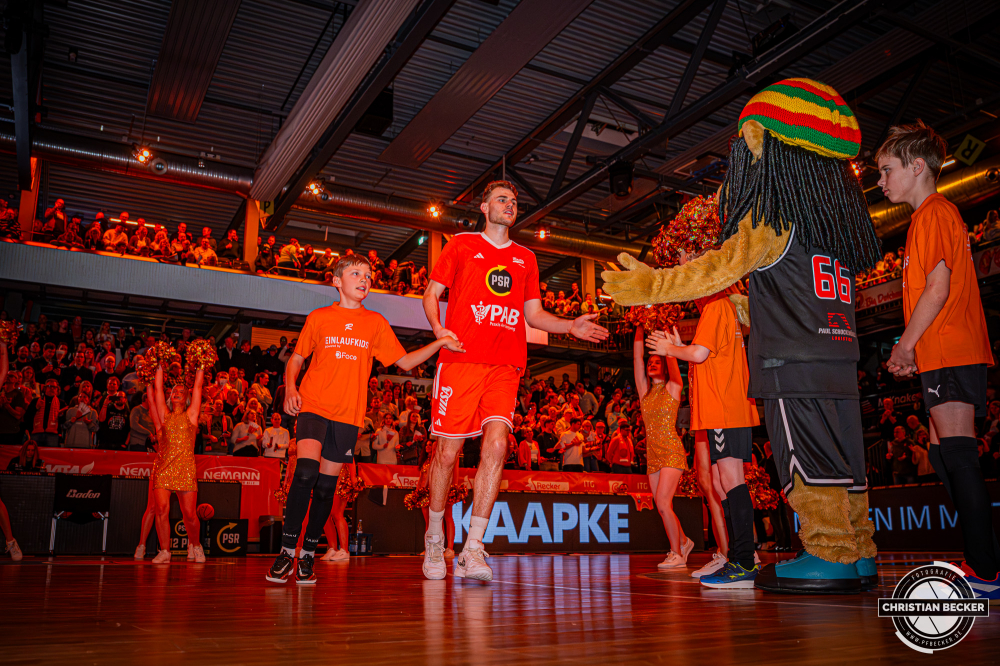 1. Basketball Bundesliga, easyCredit BBL, Saison 2025/2026, Herren, Hauptrunde, 18. Spieltag, 31.01.2026, RASTA Vechta - Frankfurt Skyliners
Linus Trettin (#15 - RASTA Vechta) mit einem Einlaufkind vor der Partie
Schlüsselwörter: 1. Bundesliga;18. Spieltag;31.01.2026;BBL;Basketball;Frankfurt;Hauptrunde;Liga;RASTA;RASTA Dome;Saison 2025/2026;Skyliners;Vechta;easycredit