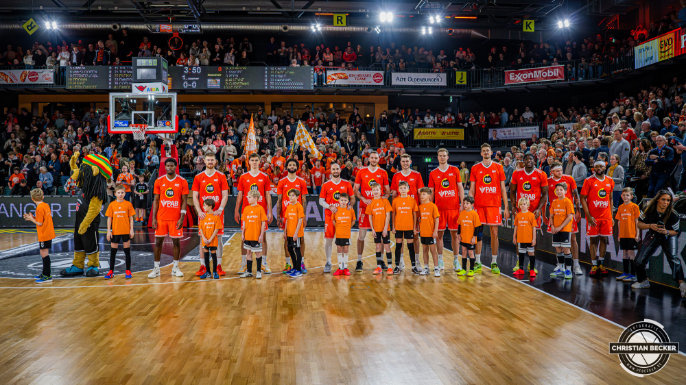 1. Basketball Bundesliga, easyCredit BBL, Saison 2025/2026, Herren, Hauptrunde, 18. Spieltag, 31.01.2026, RASTA Vechta - Frankfurt Skyliners
Das Team von RASTA Vechta mit den Einlaufkinder vor der Partie
Schlüsselwörter: 1. Bundesliga;18. Spieltag;31.01.2026;BBL;Basketball;Frankfurt;Hauptrunde;Liga;RASTA;RASTA Dome;Saison 2025/2026;Skyliners;Vechta;easycredit