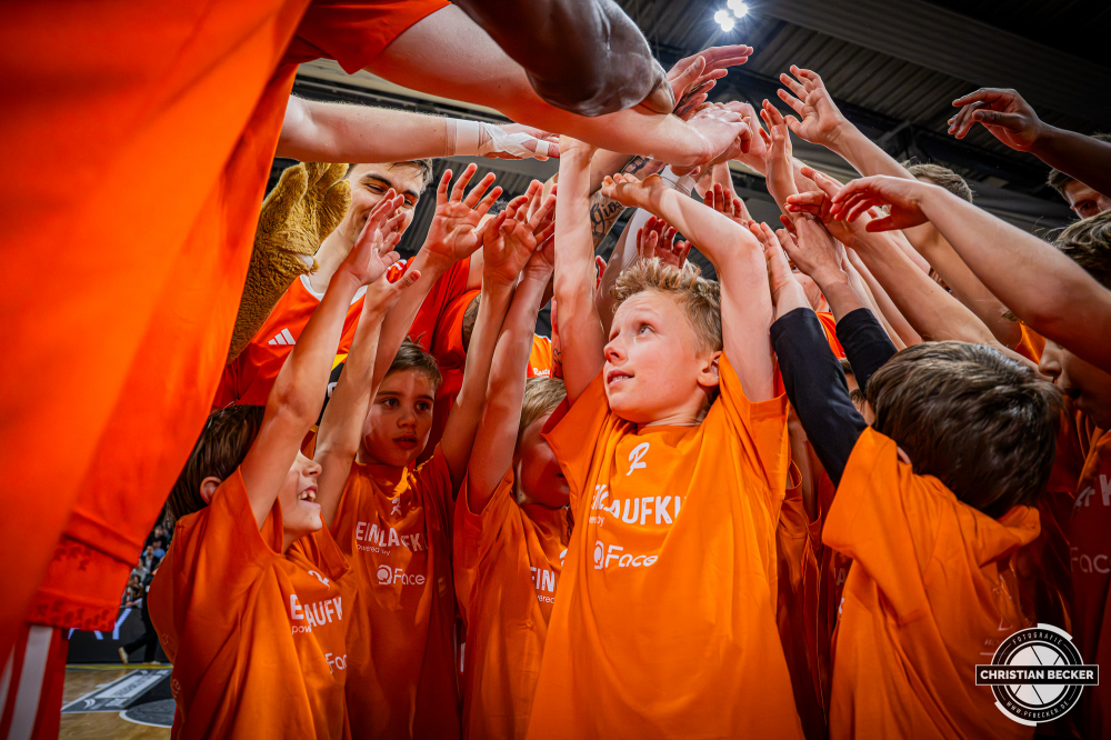 1. Basketball Bundesliga, easyCredit BBL, Saison 2025/2026, Herren, Hauptrunde, 18. Spieltag, 31.01.2026, RASTA Vechta - Frankfurt Skyliners
Das Team von RASTA Vechta mit den Einlaufkinder vor der Partie
Schlüsselwörter: 1. Bundesliga;18. Spieltag;31.01.2026;BBL;Basketball;Frankfurt;Hauptrunde;Liga;RASTA;RASTA Dome;Saison 2025/2026;Skyliners;Vechta;easycredit